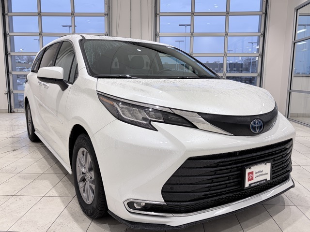 2022 Toyota Sienna XLE's photo