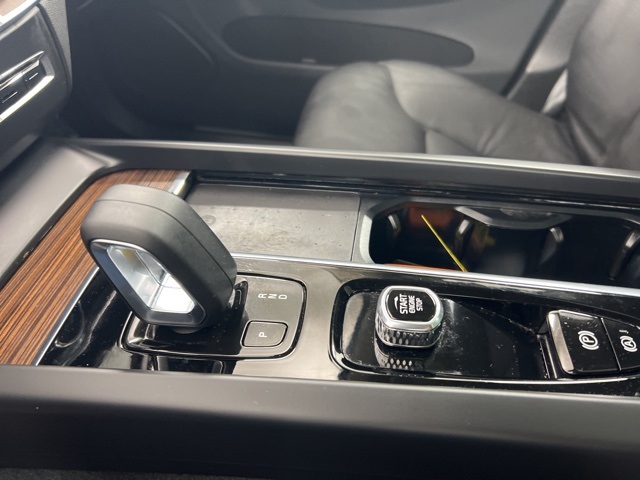 2022 Volvo XC60 B5 Momentum photo 18