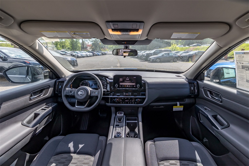 2025 Nissan Pathfinder SV photo 16