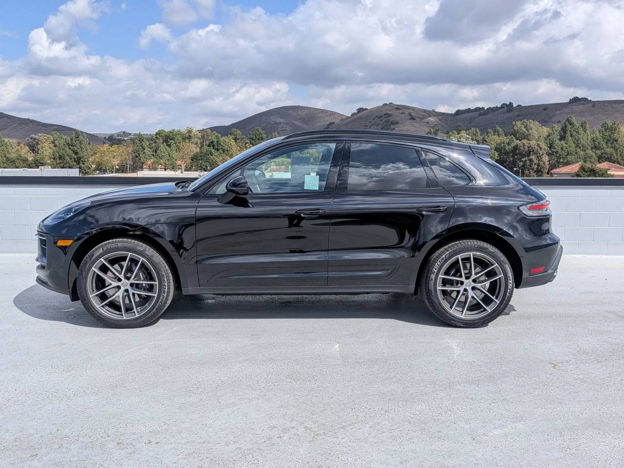 2025 Porsche Macan Base photo 2