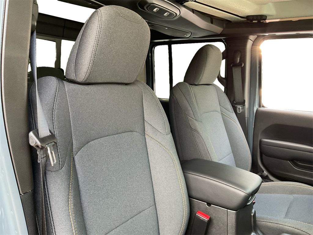 2025 Jeep Gladiator Sport S photo 28