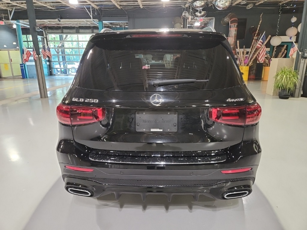 2024 Mercedes Benz GLB 250 4MATIC photo 3