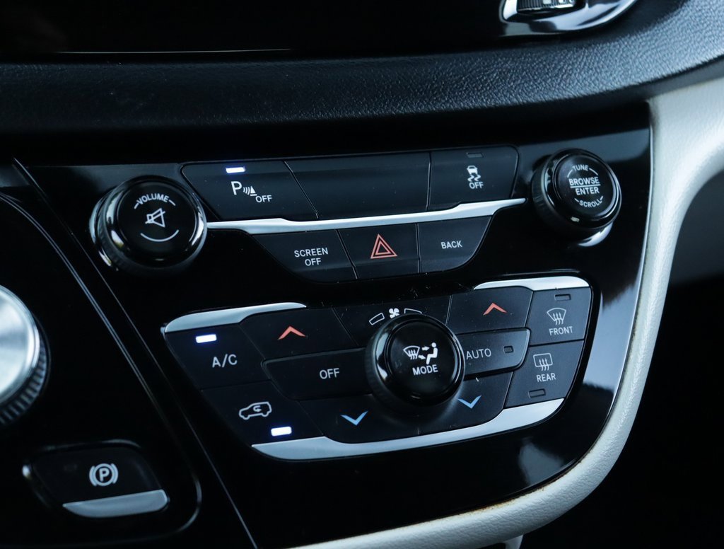2017 Chrysler Pacifica Touring L photo 15