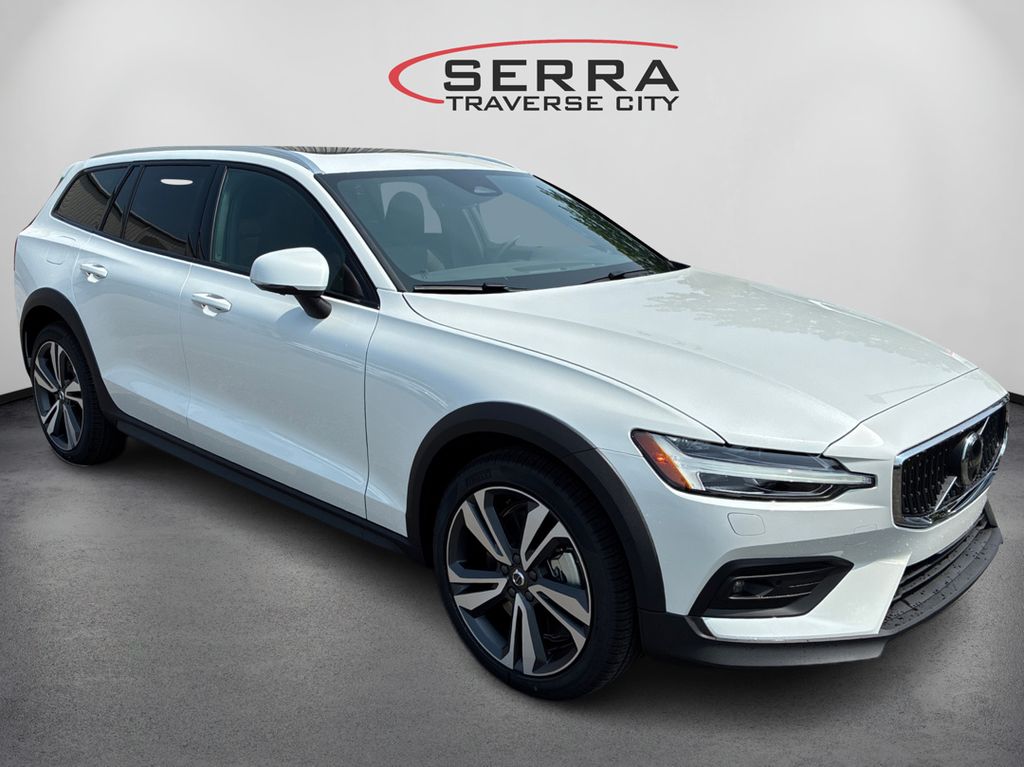 2026 Volvo V60 Cross Country B5 AWD Plus photo 3