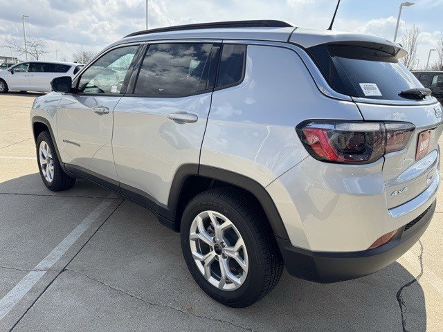 2025 Jeep Compass Latitude photo 2