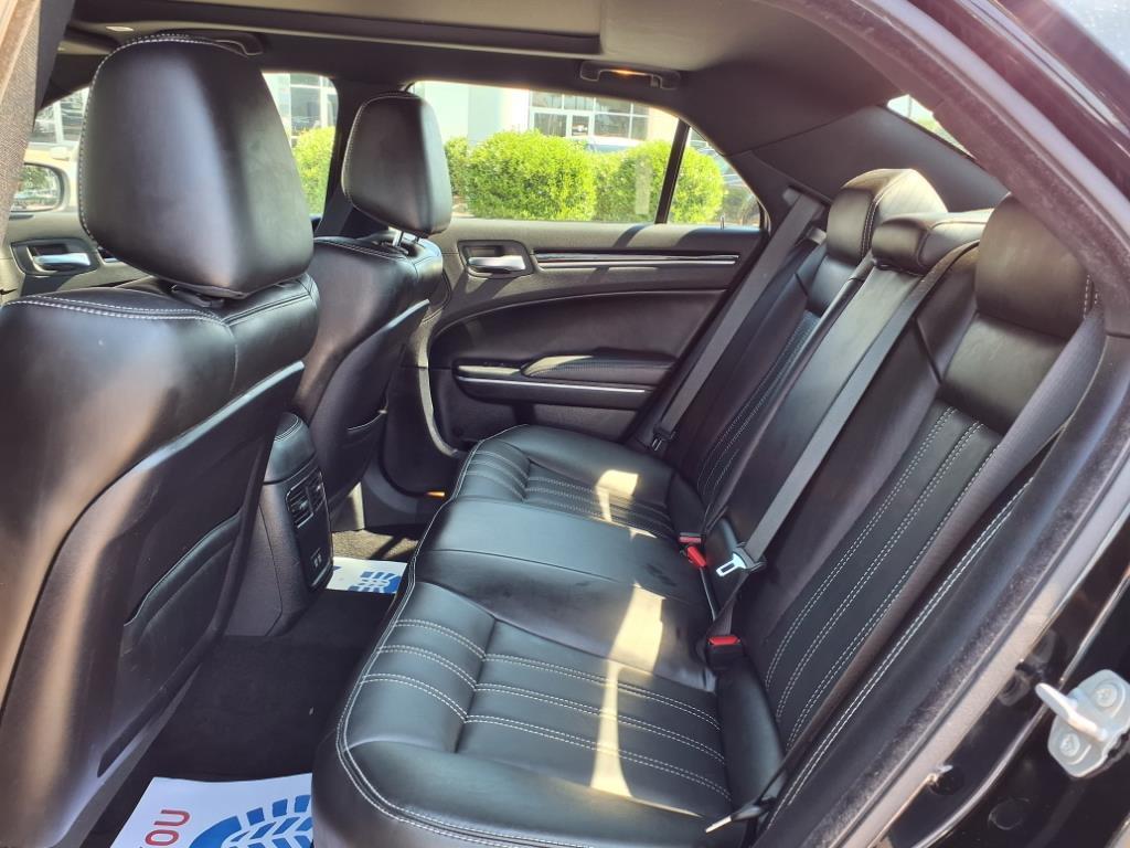 2020 Chrysler 300 photo 23
