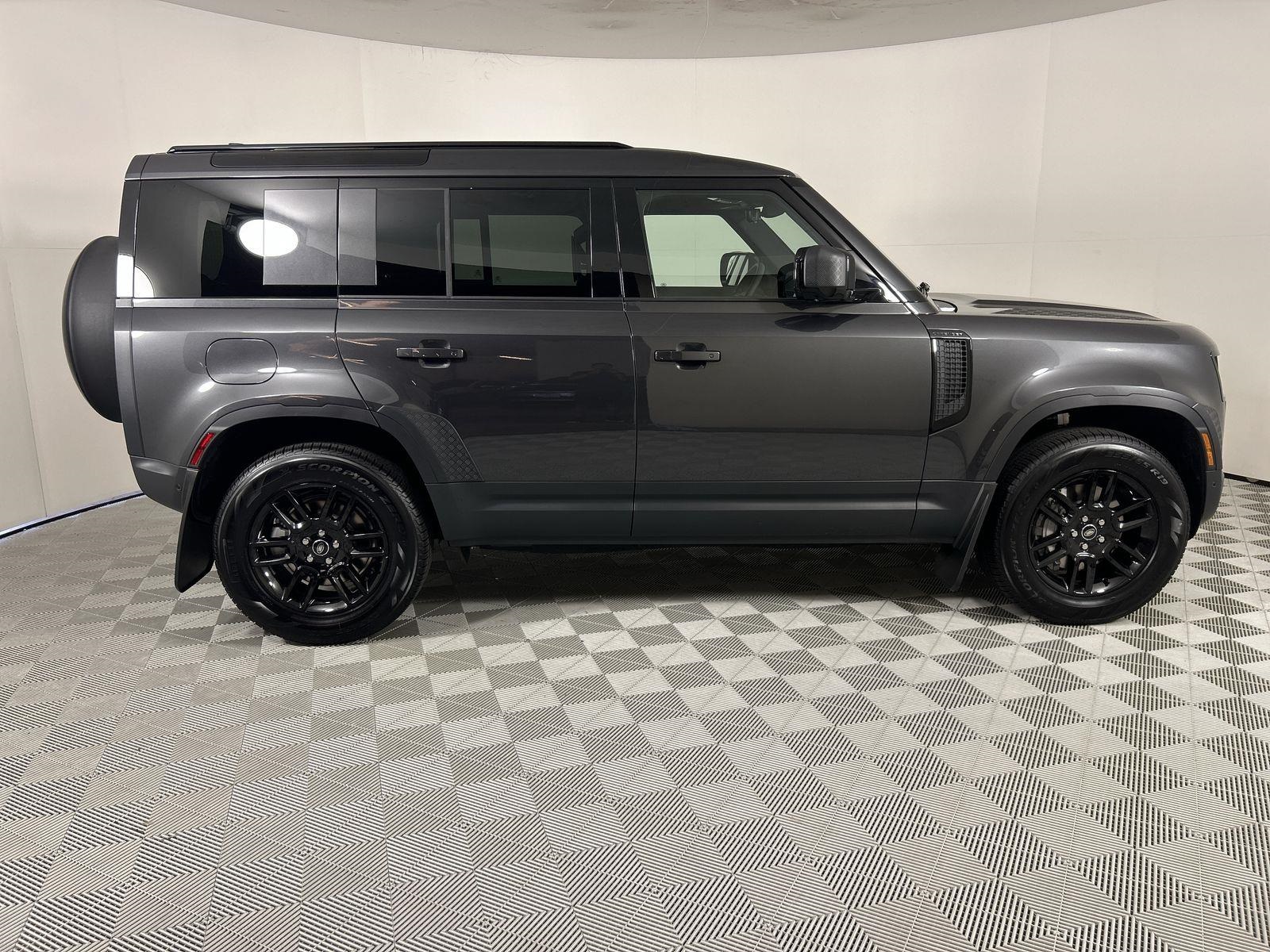 2025 Land Rover Defender 110 S photo 6