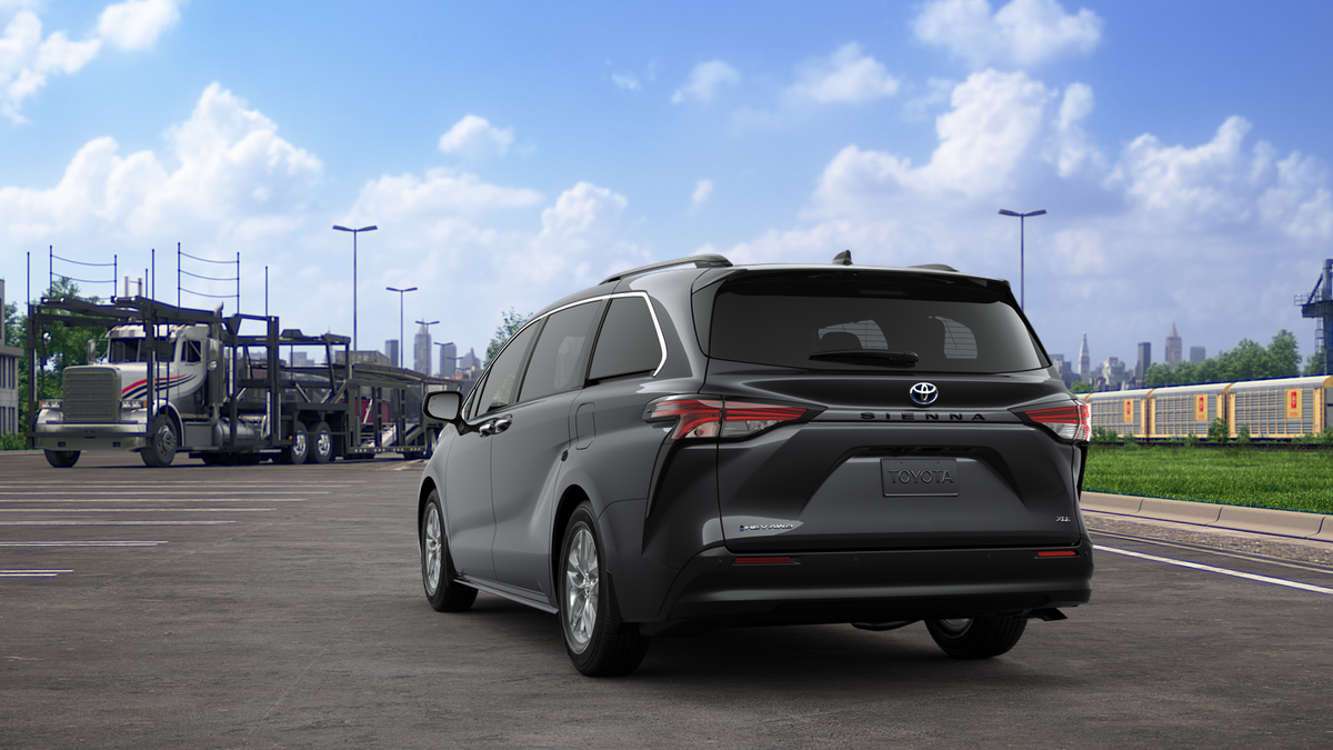 2025 Toyota Sienna XLE photo 7