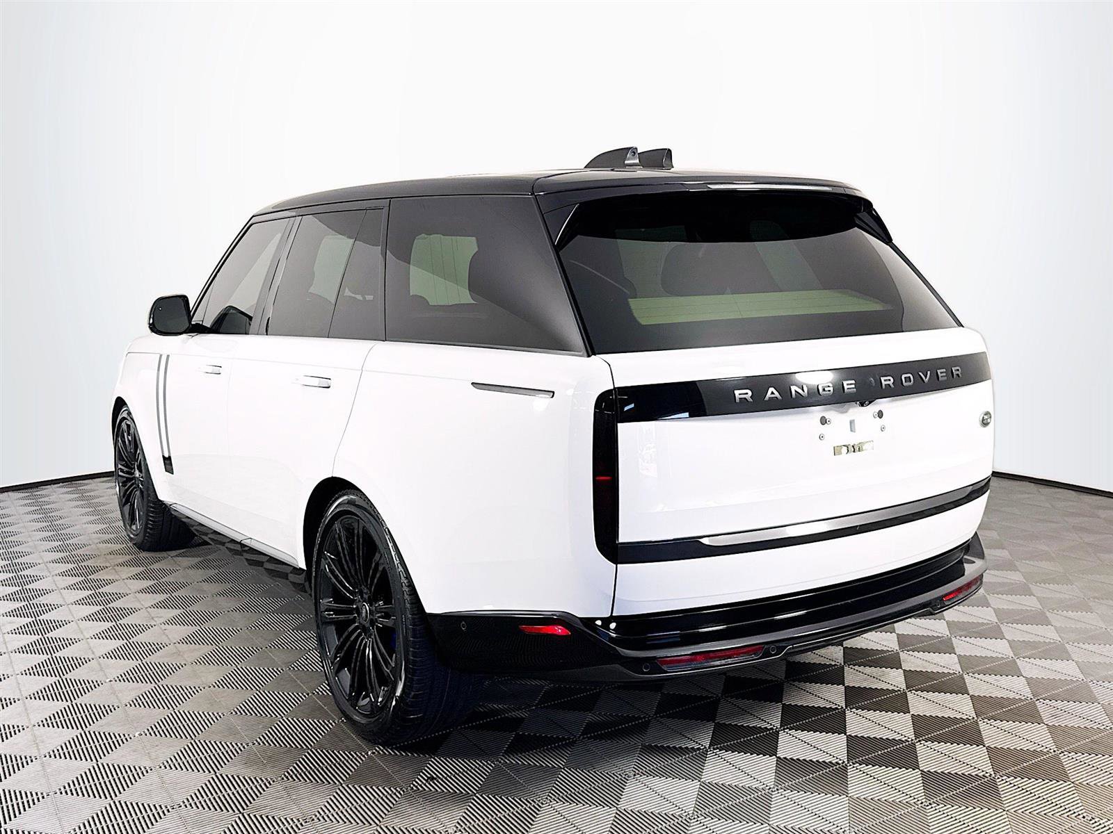 2023 Land Rover Range Rover SE photo 5