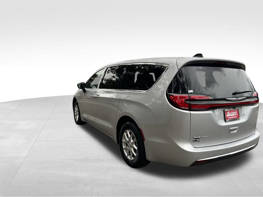 2026 Chrysler Pacifica photo 3
