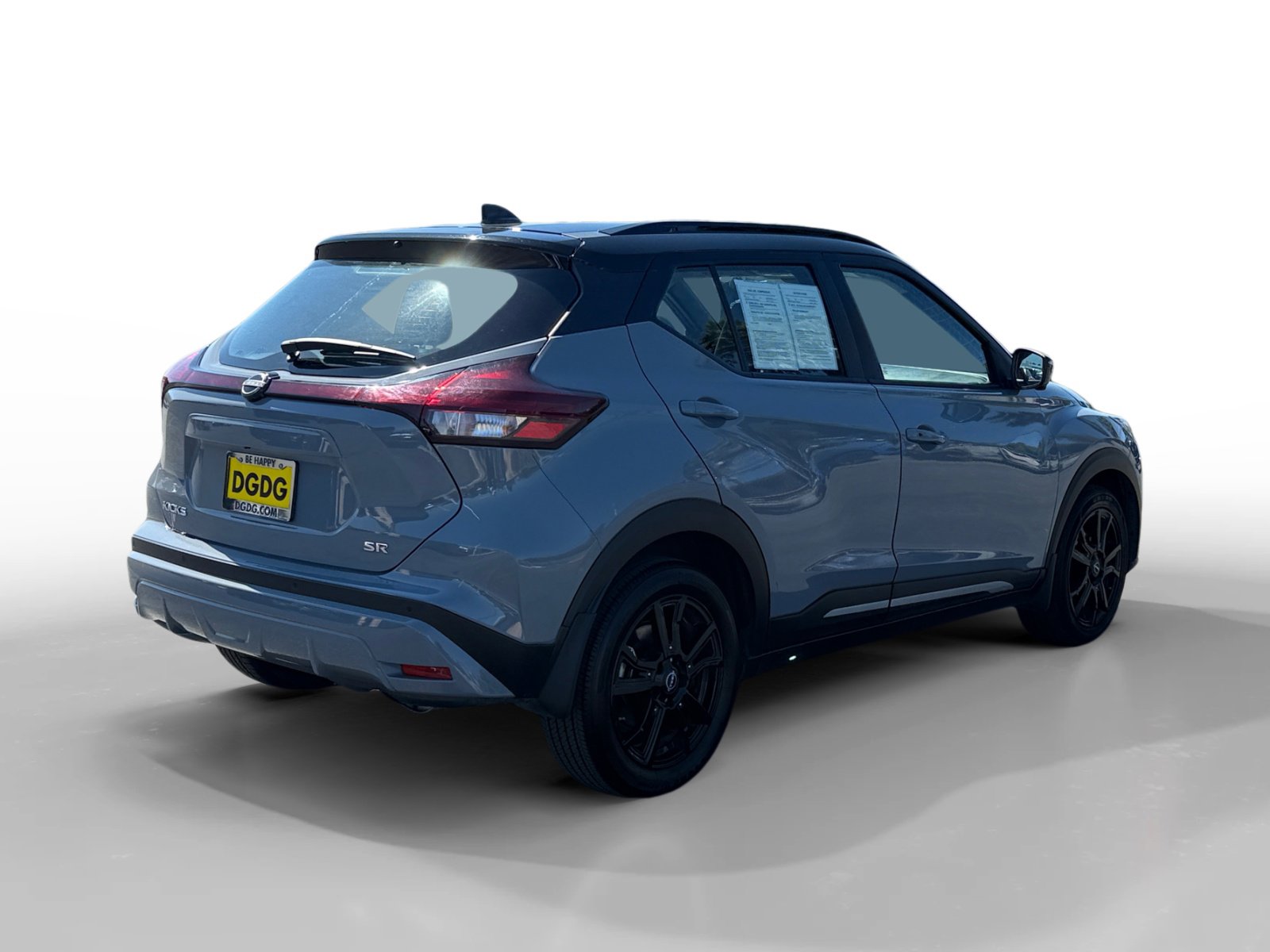 2023 Nissan Kicks SR photo 2