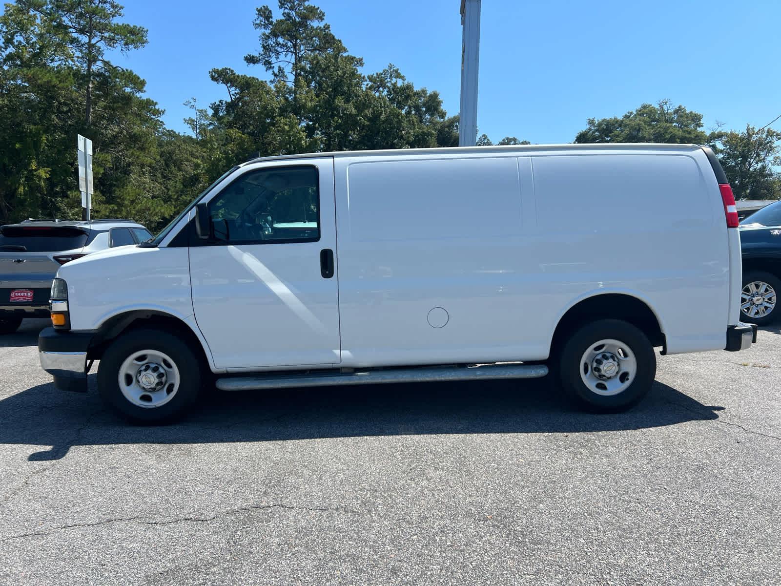 2023 Chevrolet Express Cargo 2500 photo 3