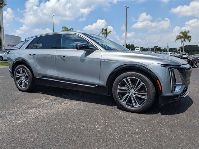 2024 Cadillac Lyriq Luxury photo 2