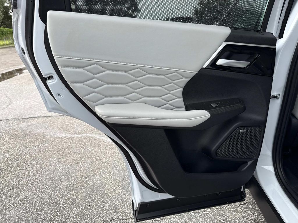 2025 Mitsubishi Outlander SEL photo 11