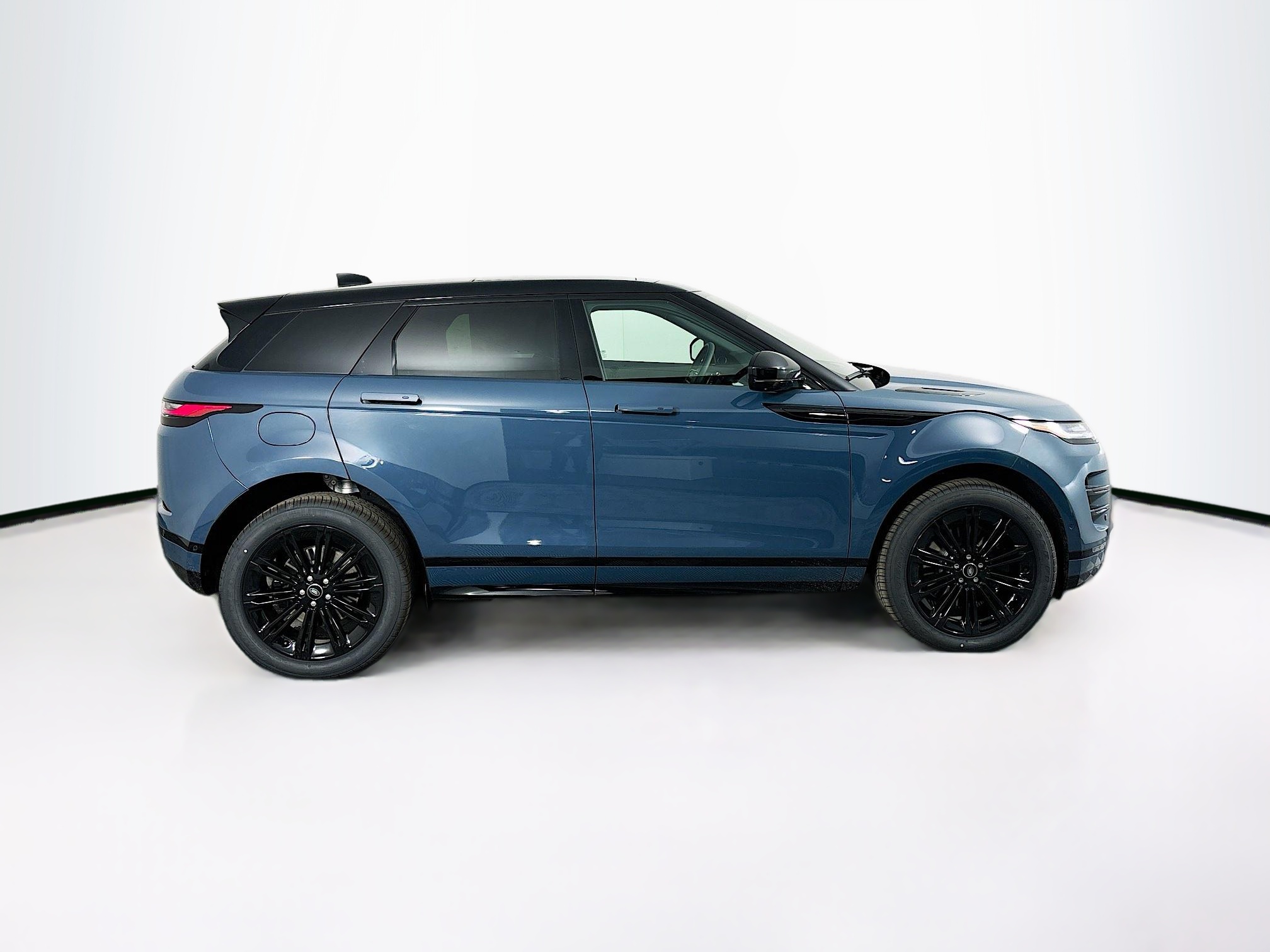 2026 Land Rover Range Rover Evoque Dynamic SE photo 4