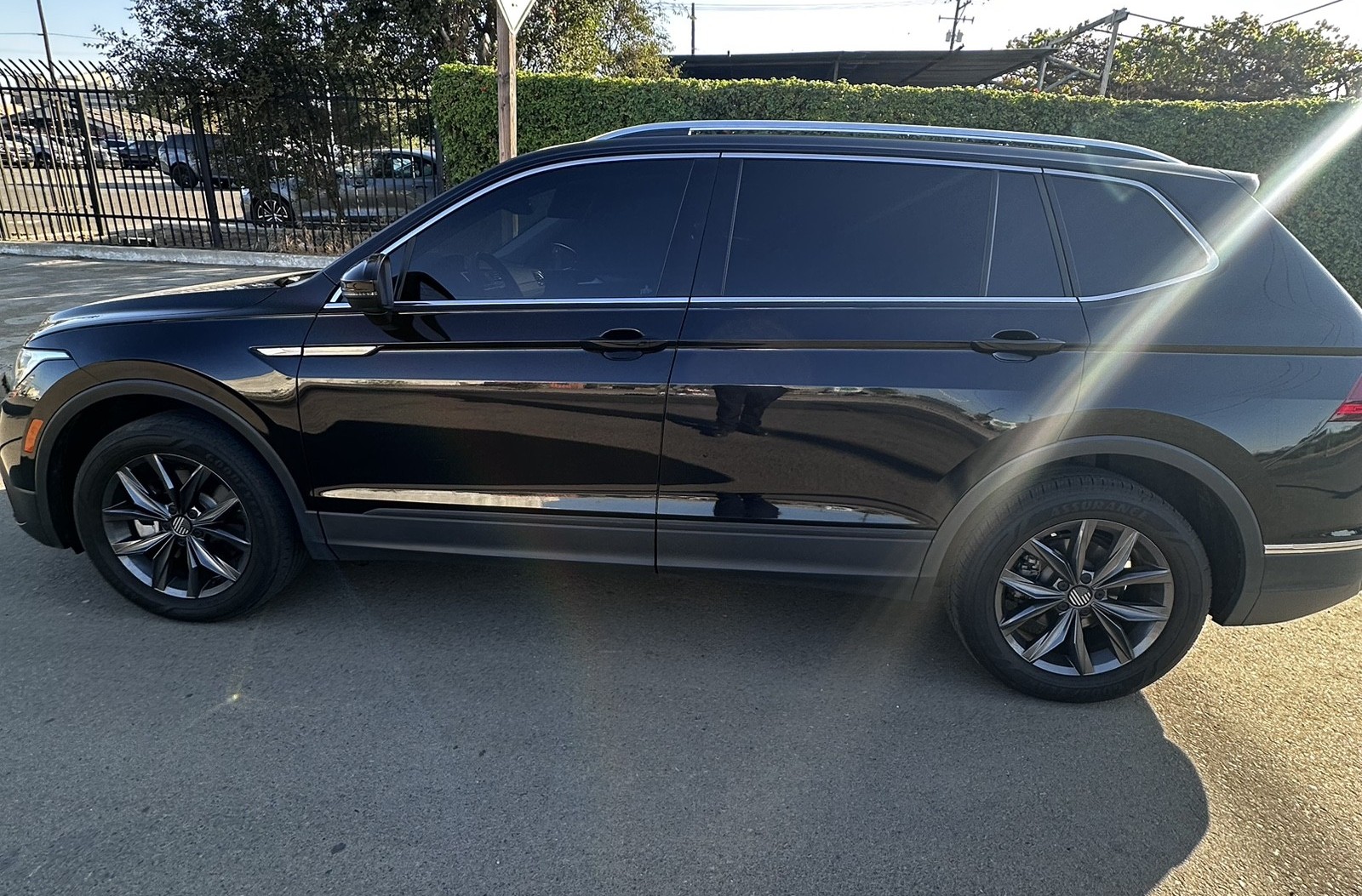2023 Volkswagen Tiguan SE photo 2