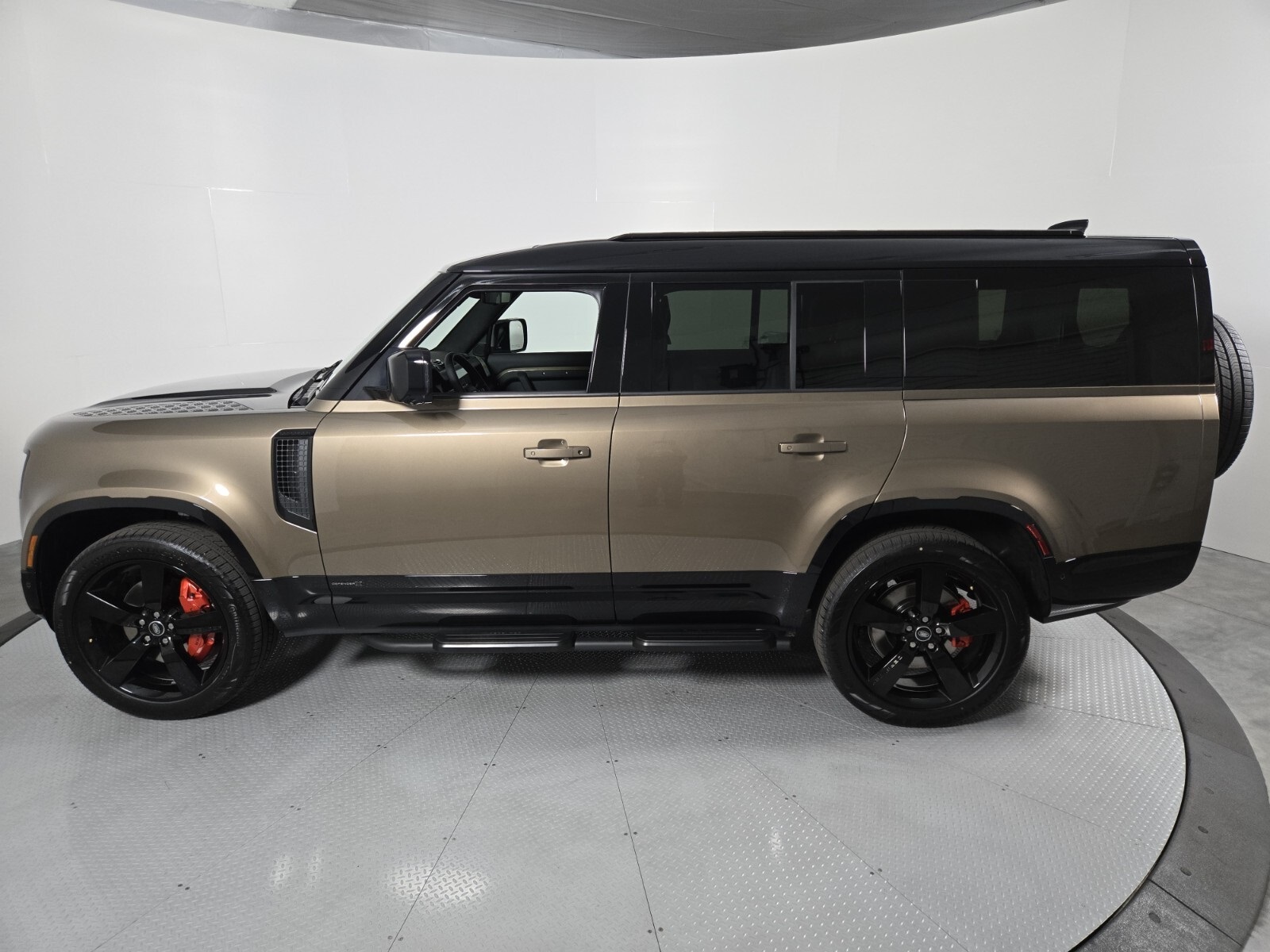 2025 Land Rover Defender 130 X photo 4