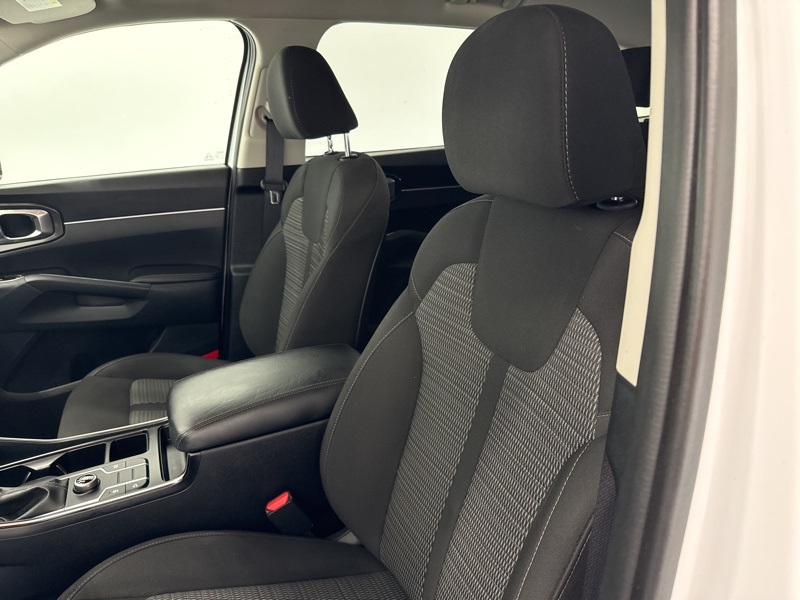 2022 Kia Sorento LX photo 19