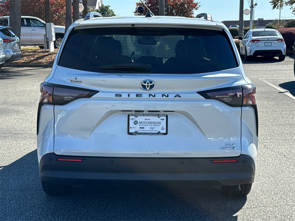 2023 Toyota Sienna XLE photo 3