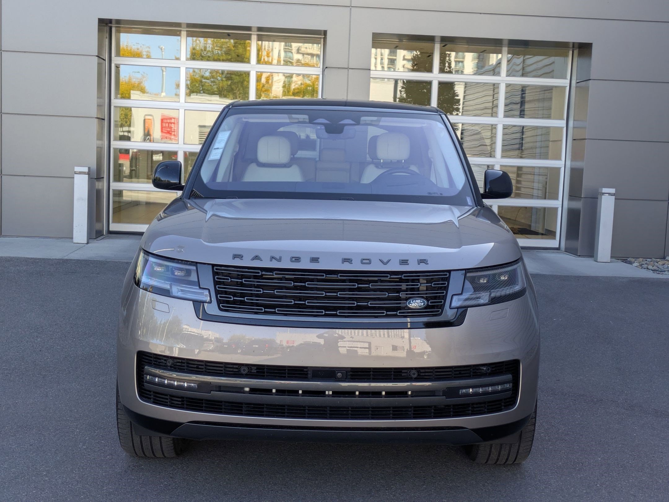 2023 Land Rover Range Rover SE photo 9