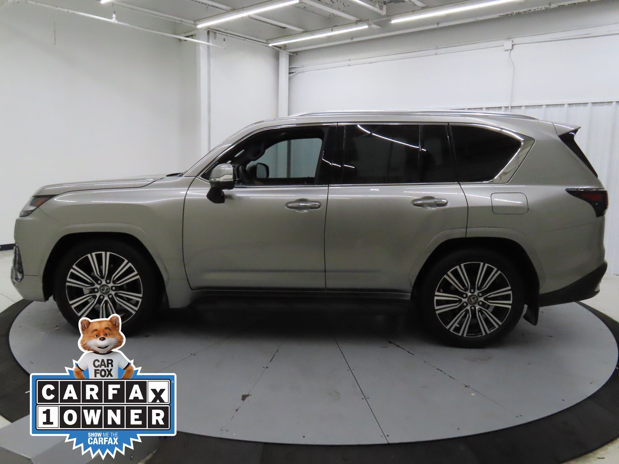 2025 Lexus LX 600 Luxury photo 2