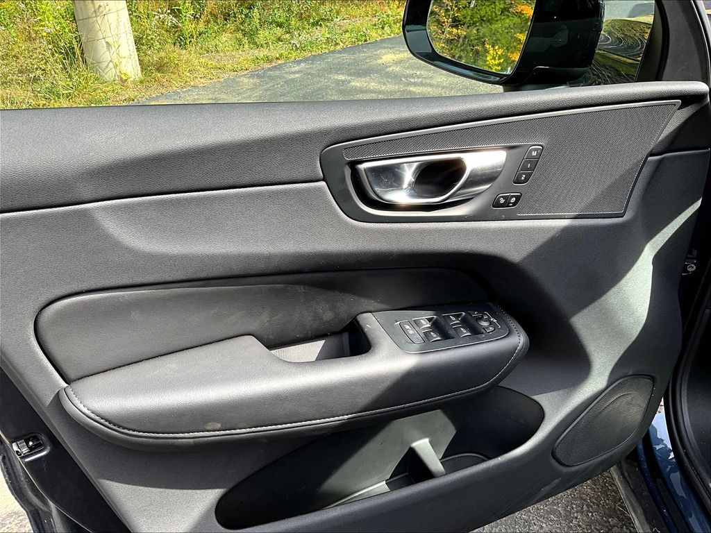 2025 Volvo XC60 B5 Plus photo 11