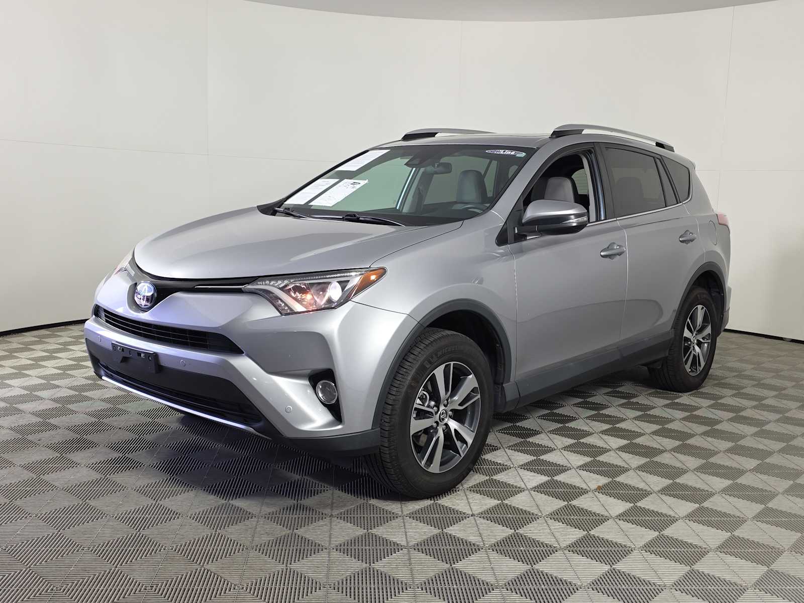 2016 Toyota RAV4 XLE photo 3