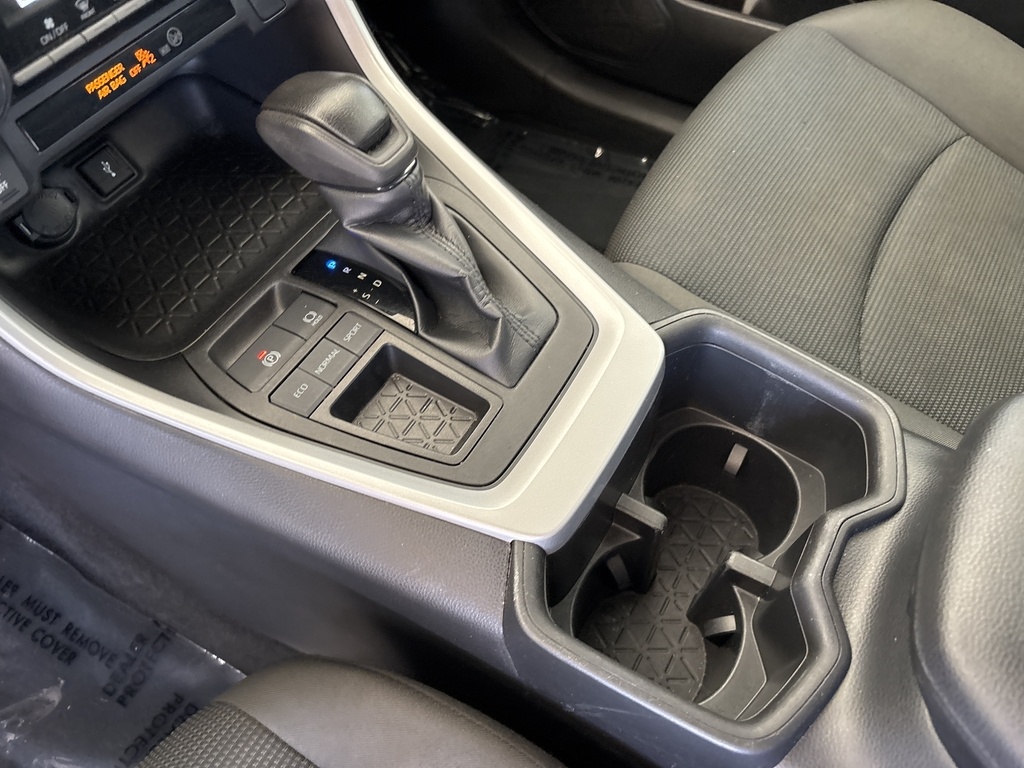 2022 Toyota RAV4 LE photo 17
