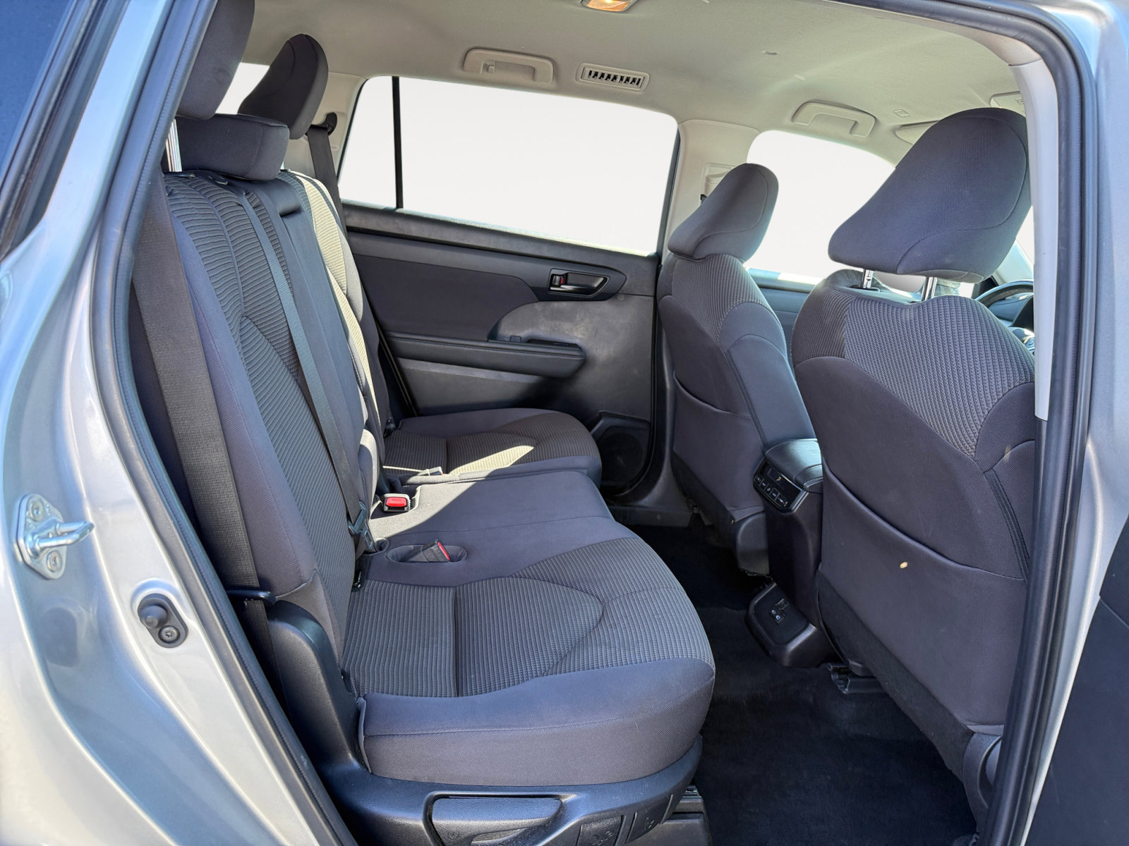 2022 Toyota Highlander LE photo 18