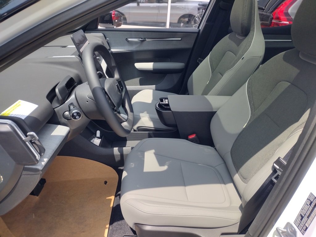 2025 VOLVO EX30 - Image 10