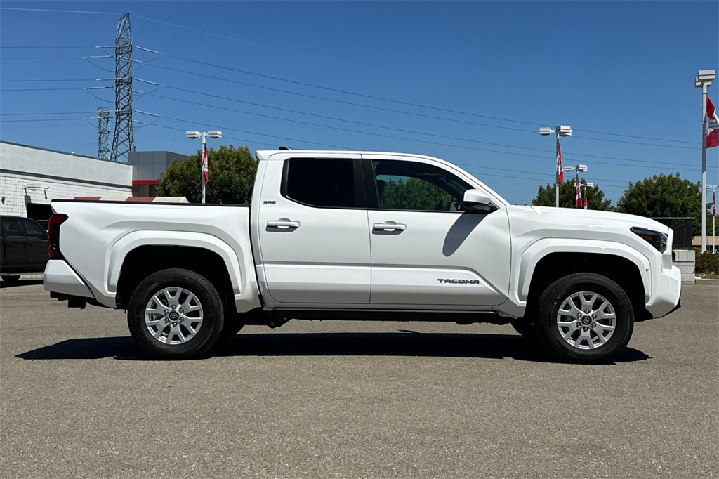 2025 Toyota Tacoma SR5 photo 3