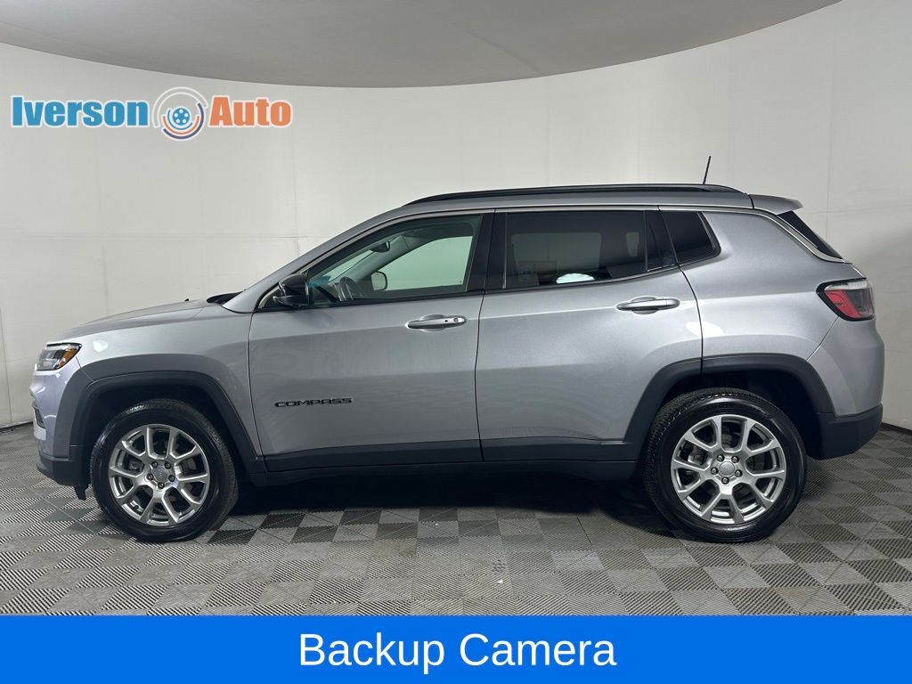 2022 Jeep Compass Latitude Lux photo 2