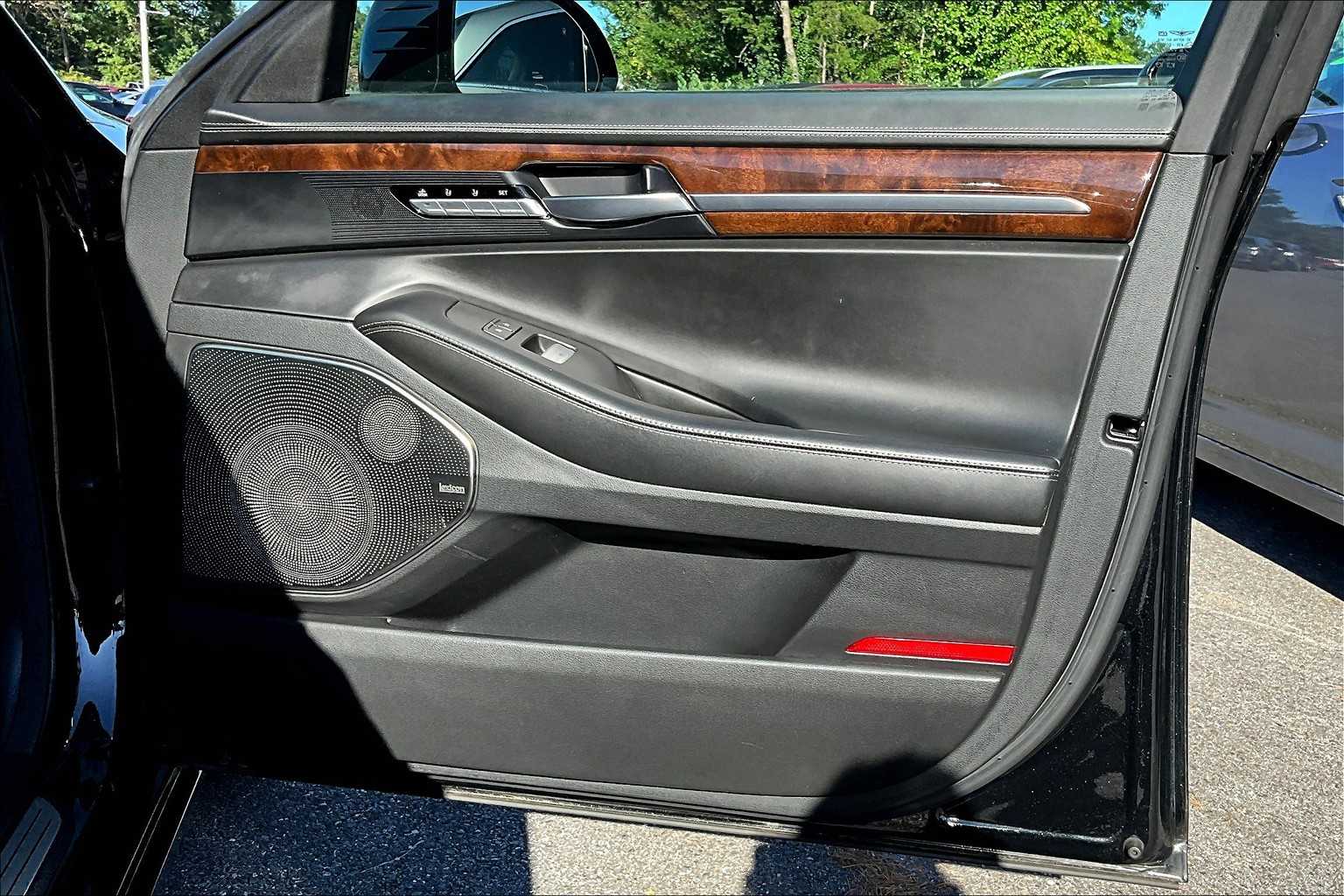 2017 Genesis G90 3.3T Premium photo 20