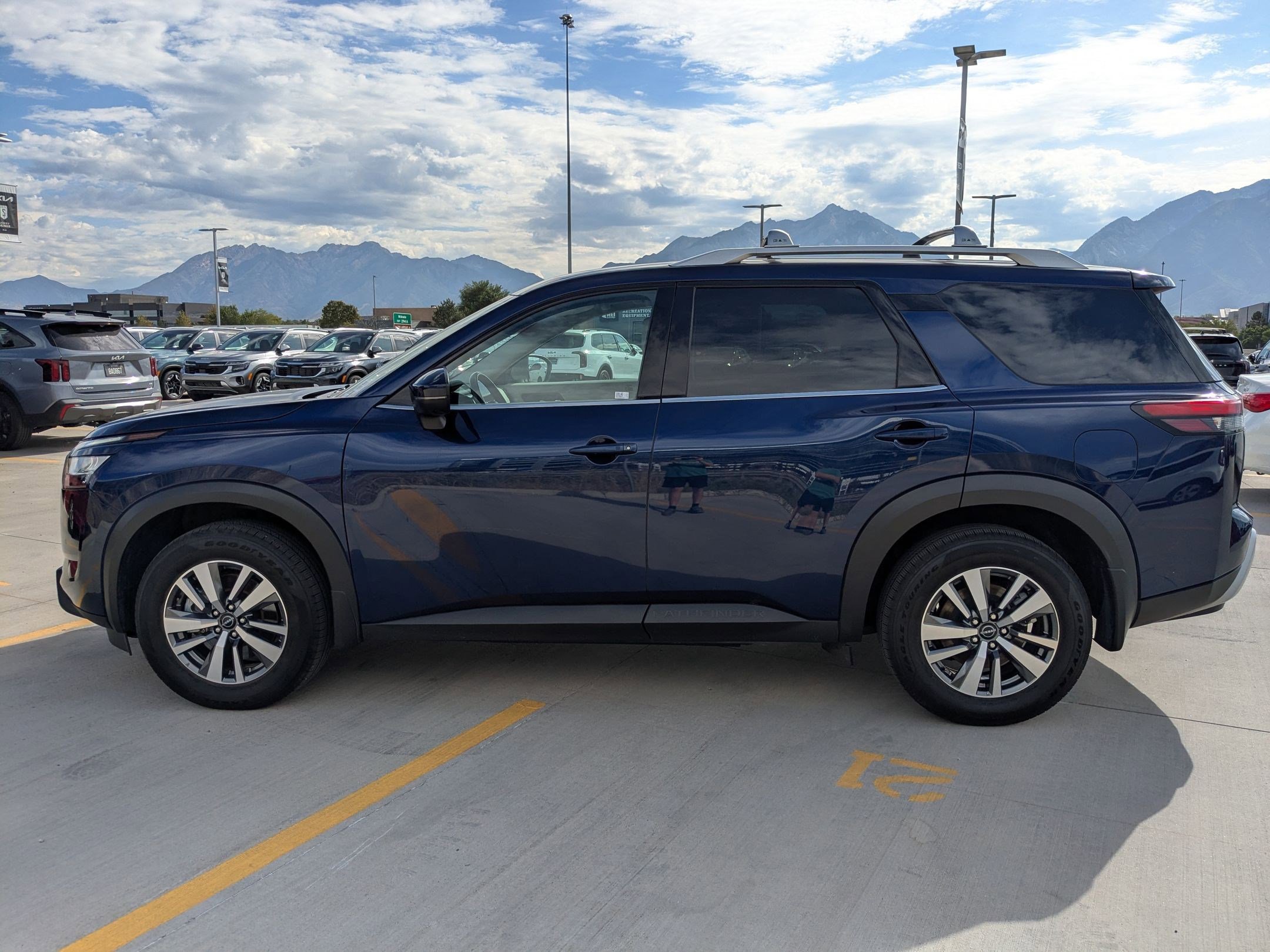 2023 Nissan Pathfinder SL photo 2