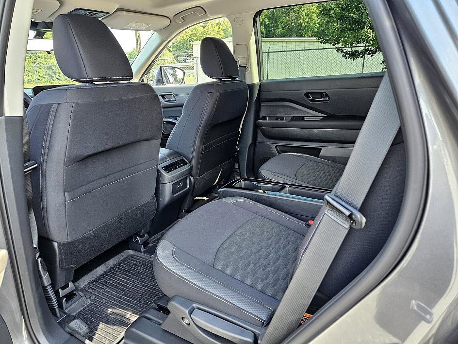 2025 Nissan Pathfinder SV photo 8