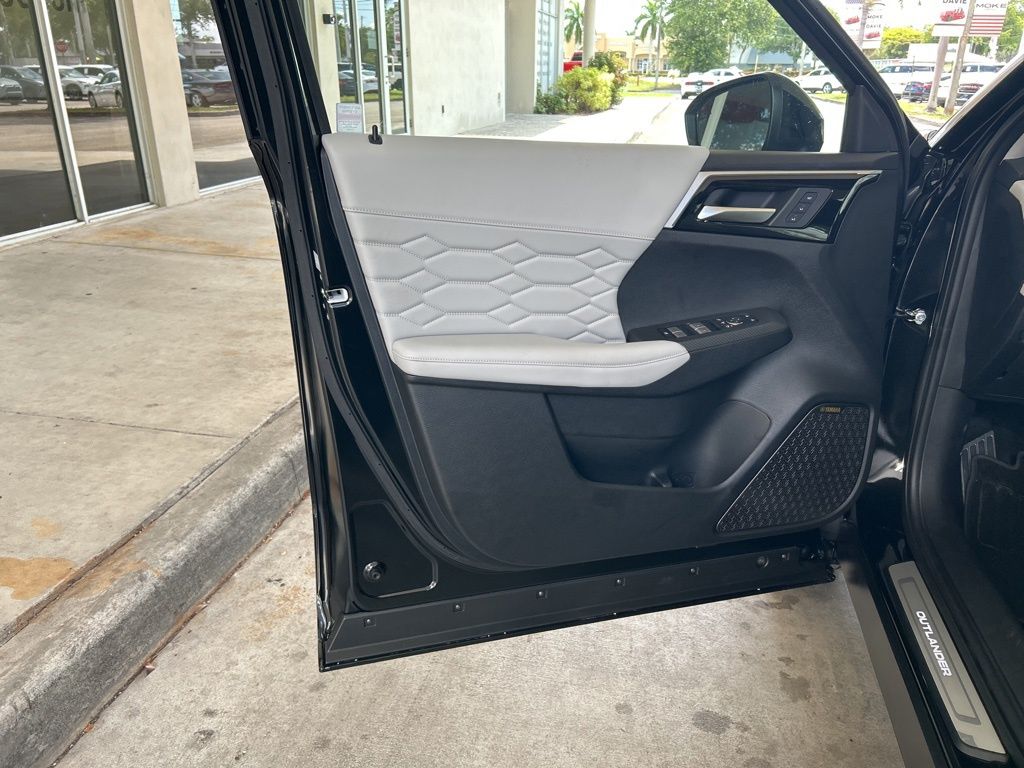 2025 Mitsubishi Outlander Black Edition photo 35