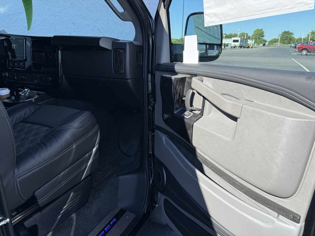 2025 Gmc Savana photo 34