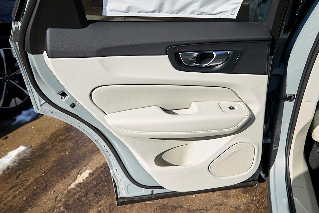 2026 VOLVO XC60 - Image 16