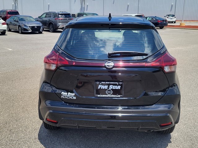 2025 Nissan Kicks Play S photo 2