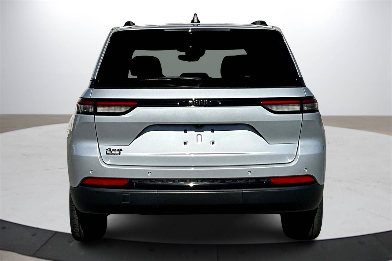 2023 Jeep Grand Cherokee Altitude photo 2