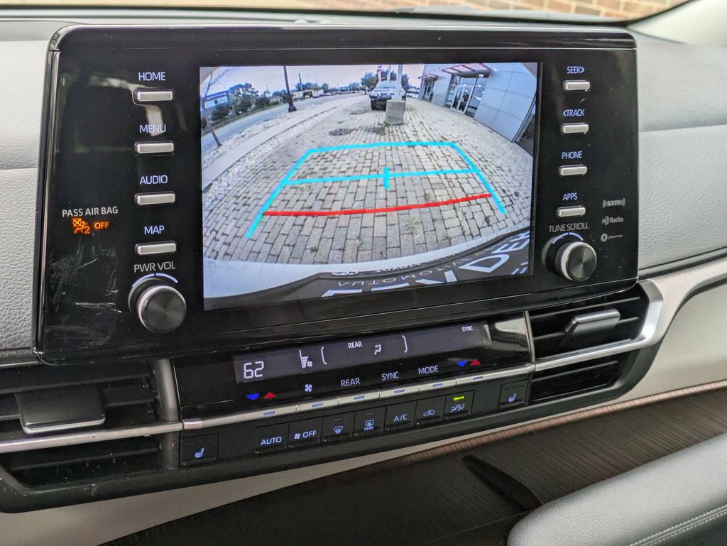 2022 Toyota Sienna XLE photo 18