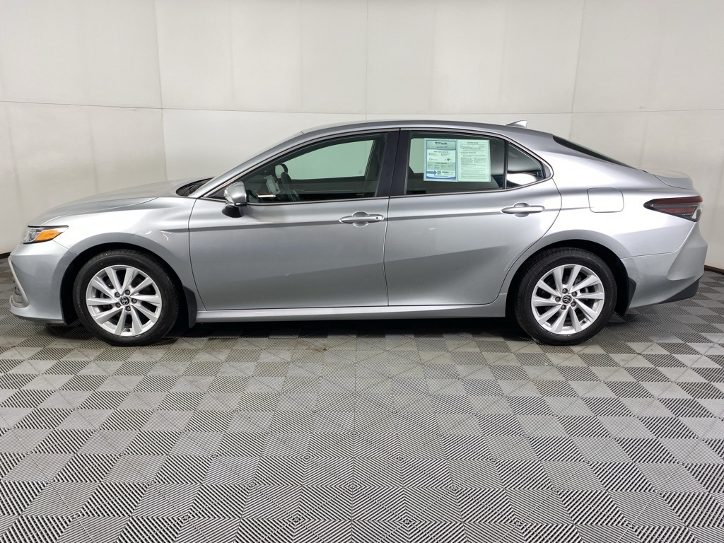 2022 Toyota Camry LE photo 22
