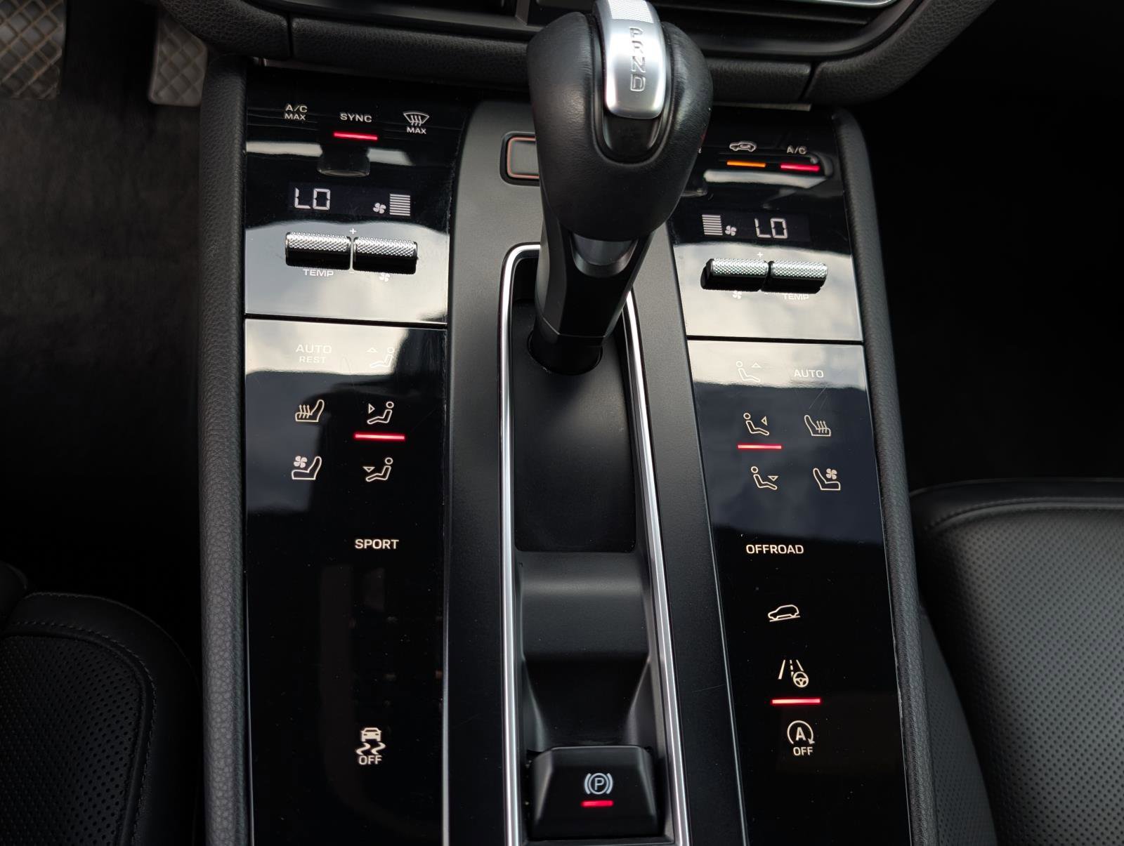 2023 Porsche Macan T photo 15