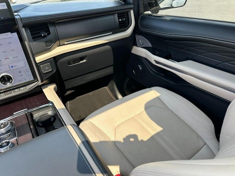 2023 Ford Expedition MAX Platinum photo 14
