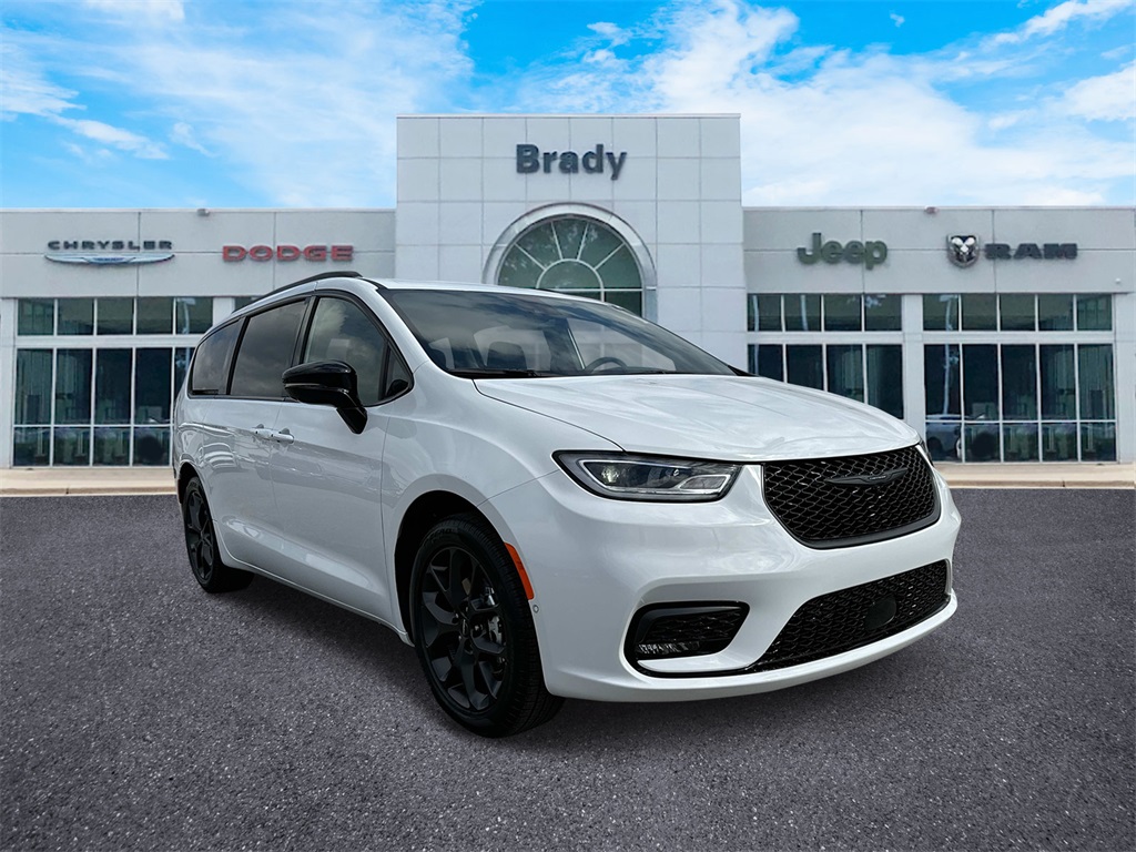 2024 Chrysler Pacifica Touring L's photo