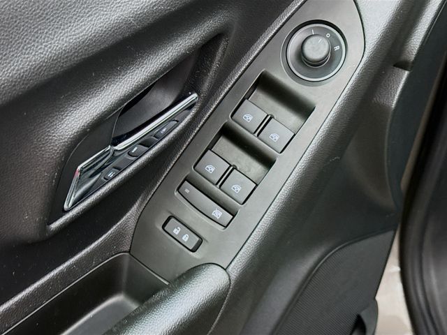 2021 Chevrolet Trax LT photo 16