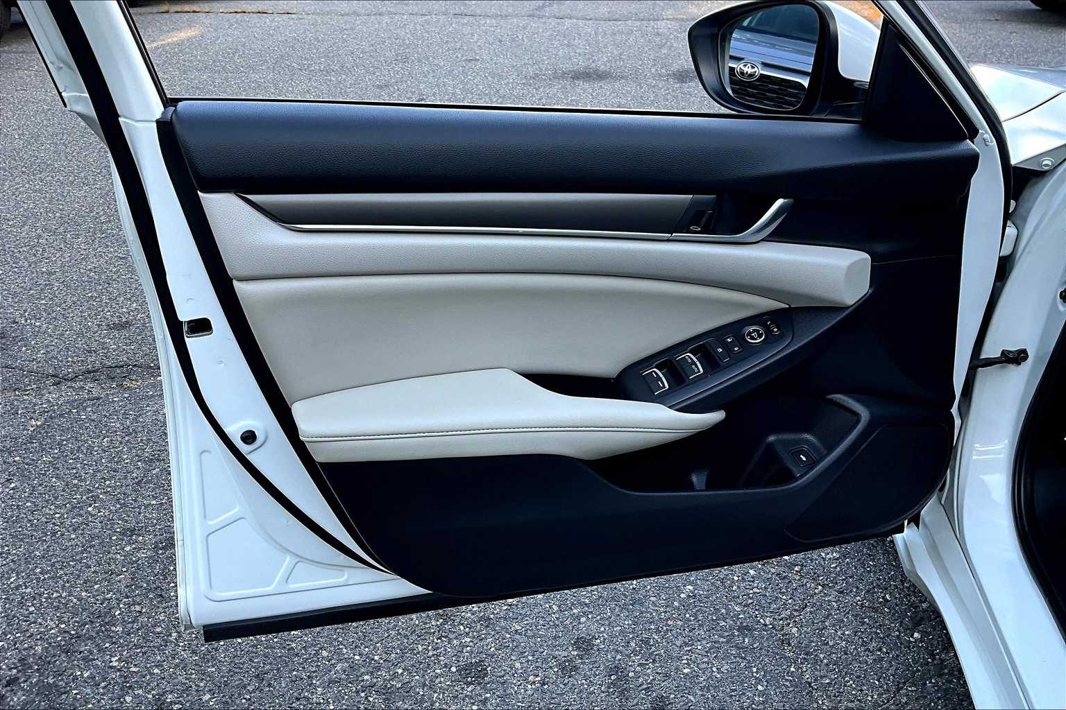 2019 Honda Accord LX 1.5T photo 19