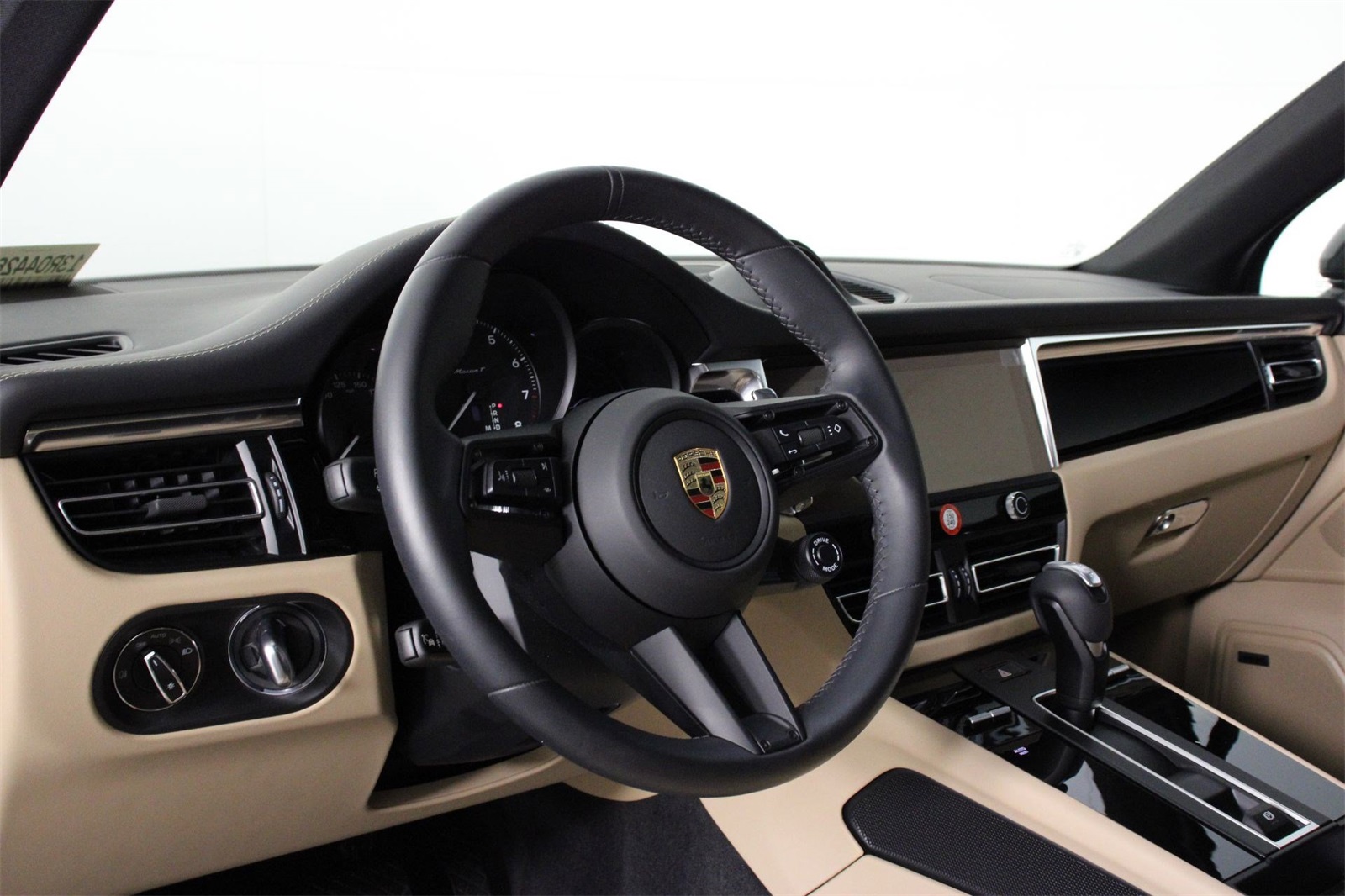 2025 Porsche Macan T photo 4