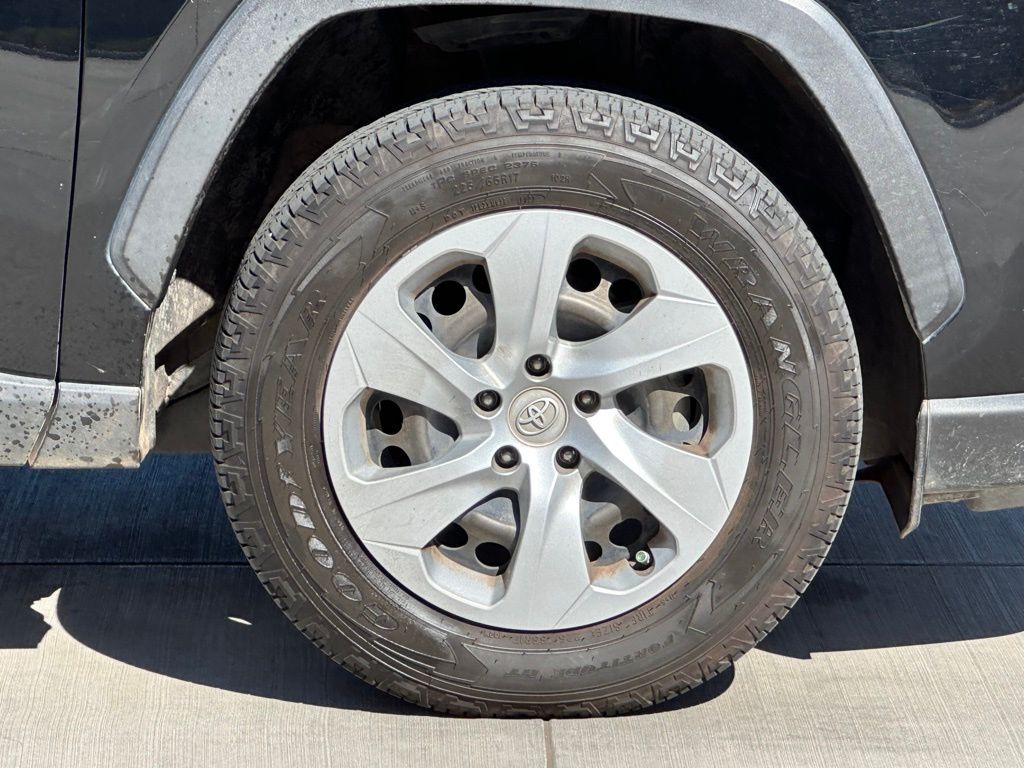 2019 Toyota RAV4 LE photo 4