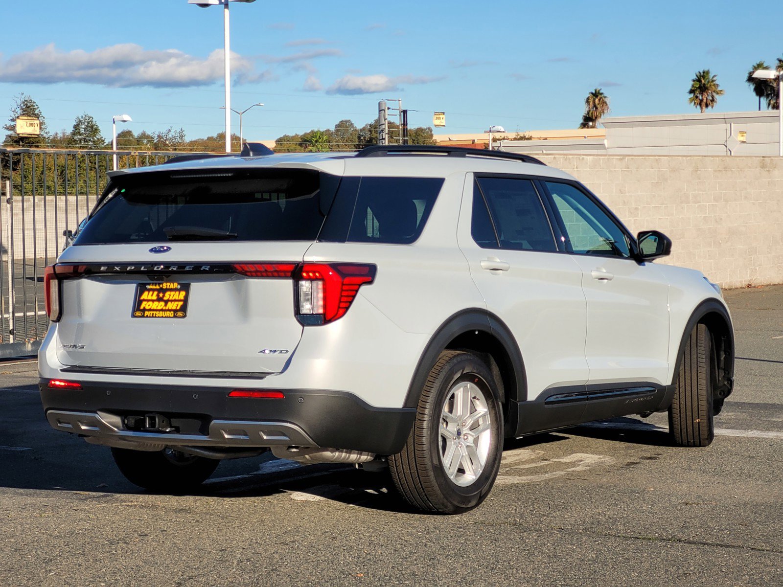 2026 Ford Explorer photo 3